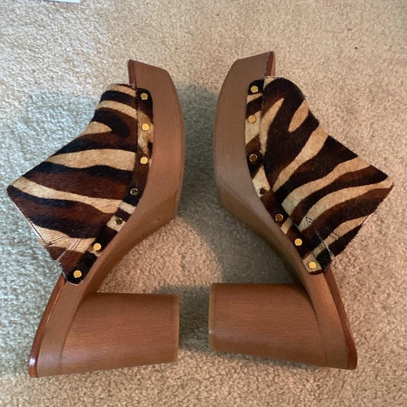 Vince Camuto 9.5 calf hair platform sandals - Picture 6 of 11